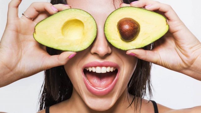 7 وصفات من الأفوكادو لعلاج حبوب البشرة
