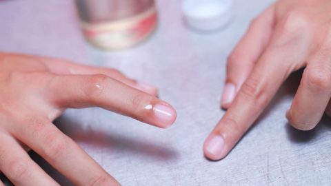 تخلصي من الاسوداد حول الأظافر بهذه الطرق الطبيعية