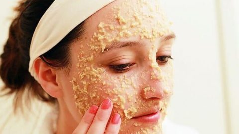 خطوات تقشير البشرة بمكون واحد فقط.. اكتشفي ماهو؟