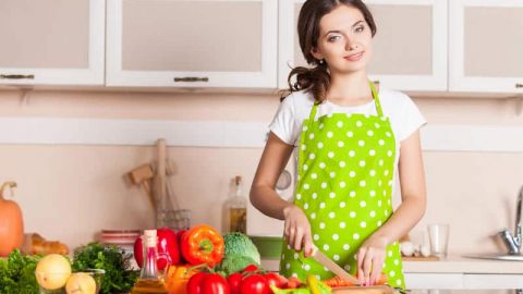 خطوات يومية للتخفيف من أضرار حرارة المطبخ على البشرة