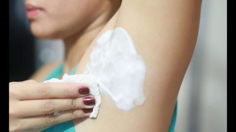 3 وصفات طبيعية فعالة لتعطير الإبطين