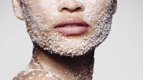 تقشير البشرة بالملح الخشن.. سر جمالي لا يُفوَّت