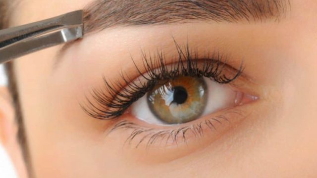 للعروس: طرق طبيعية لتكثيف الحواجب قبل الزفاف