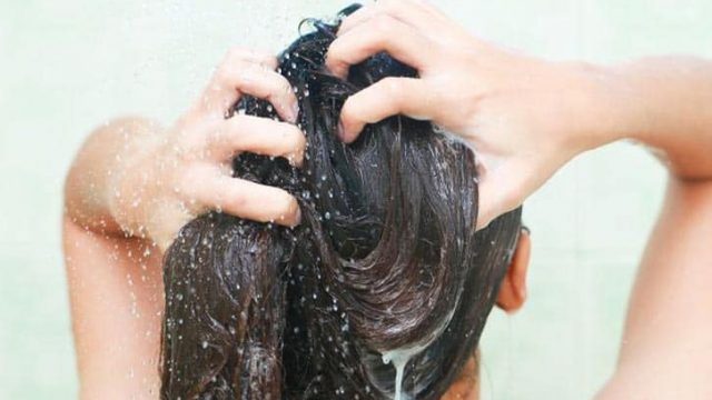 نصائح لتمليس الشعر دون استعمال المصففات