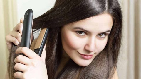 إليك طريقة تمليس الشعر بشكل مثالي ودون أخطاء