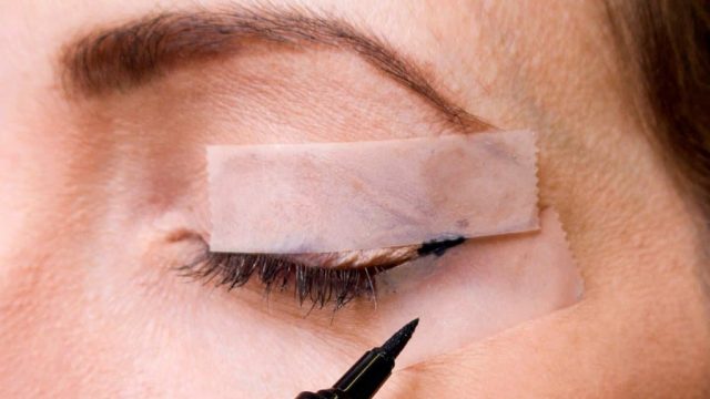 حيل تجميلية باستخدام الشريط اللاصق.. جربيها