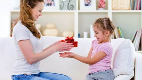 كيف تكافئين طفلك بأسلوب تربوي سليم؟