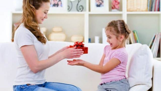 كيف تكافئين طفلك بأسلوب تربوي سليم؟