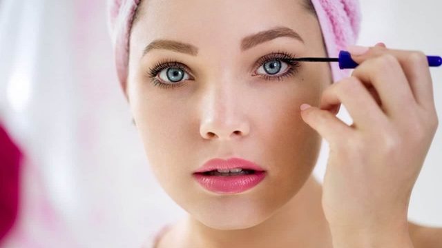 خطوات ماكياج أساسية لإطلالة ناجحة على الدوام