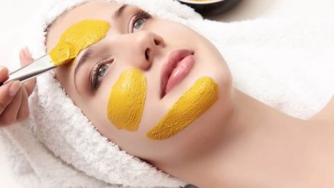 اكتشفي ما يفعله عصير الليمون والكركم بالبشرة