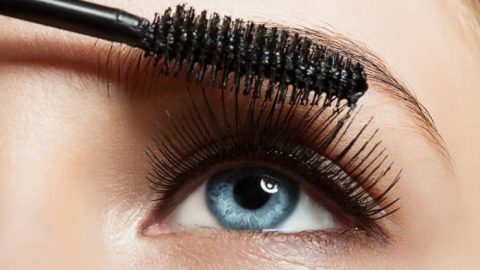 حيل بسيطة للحصول على رموش مقوسة بدون مكبس!