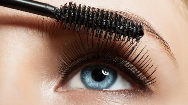 حيل بسيطة للحصول على رموش مقوسة بدون مكبس!