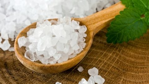 اكتشفي أفضل وصفات ملح البحر لتطهير البشرة