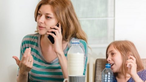 هل طفلك يقاطع الحديث.. إليك هذه النصائح