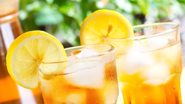 خطوات تجهيز شاي مثلج بالليمون