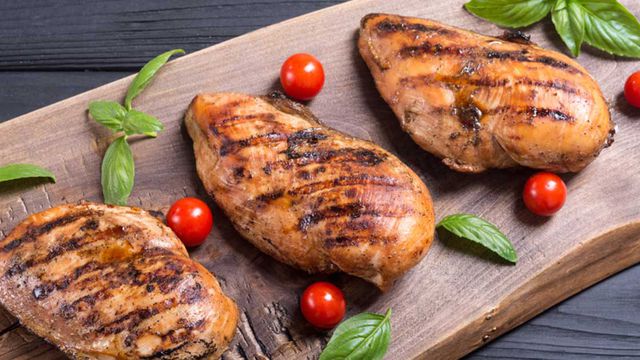 جهزي في المنزل صدور الدجاج مثل المطاعم