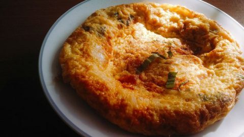 خطوات تجهيز العجة المقلية