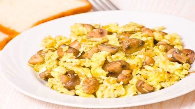 خطوات تجهيز البيض المخفوق بالفطر