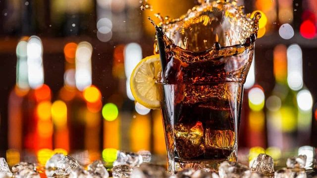 فوائد غير متوقعة للمياه الغازية على بشرتك