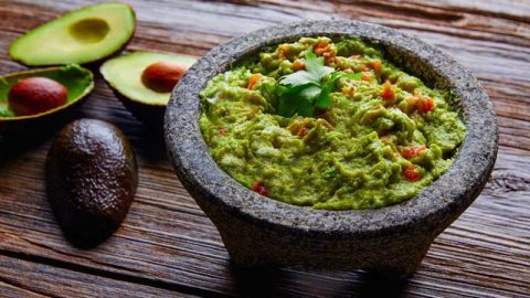 خطوات تجهيز سلطة الأفوكادو المهروسة