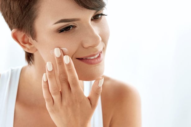 كيفية تنظيف البشرة وتقشيرها بالليمون