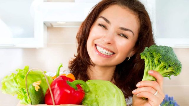 7 أطعمة تساعد على تعزيز نمو الشعر