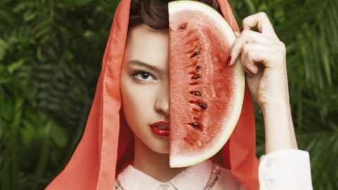 طبقي أقنعة البطيخ الأحمر واحصلي على إشراقة طبيعية