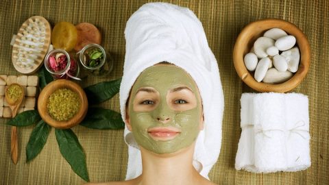 الطين الأخضر والعسل لتقشير البشرة وتفتيحها