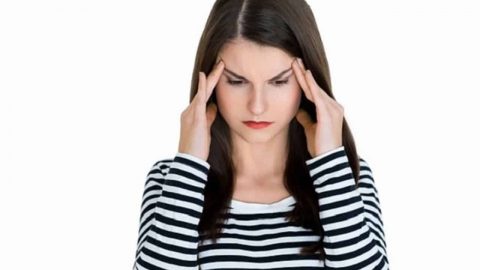 حيل ماكياج لإخفاء تعب البشرة أثناء الدورة الشهرية