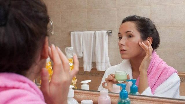 خطوات هامة للعناية بالبشرة في المساء