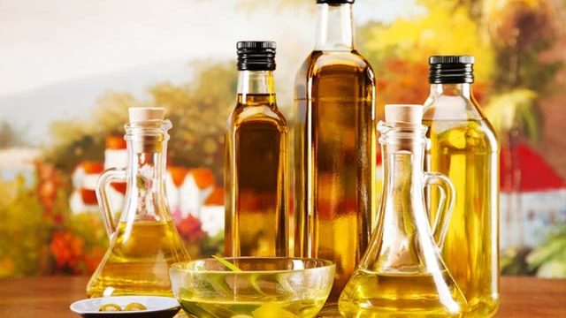 زيوت طبيعية لا تستغني عنها للحفاظ على رطوبة البشرة