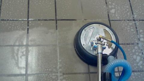 5 حيل للتخلص من رواسب الصابون من الحمام