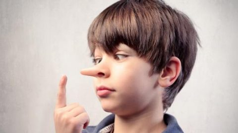كيف تتفاعلين مع كذب أحد أفراد العائلة أو الأصدقاء؟
