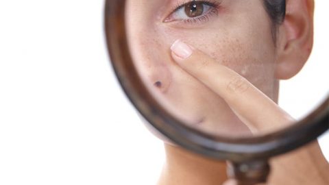 إليك طريقة فتح مسام البشرة وتنظيفها بشكل آمن في المنزل