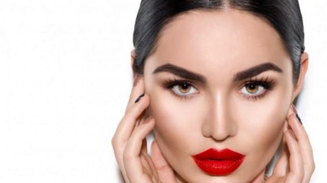 حيل ماكياج لصاحبات الوجه الدائري.. اكتشفيها