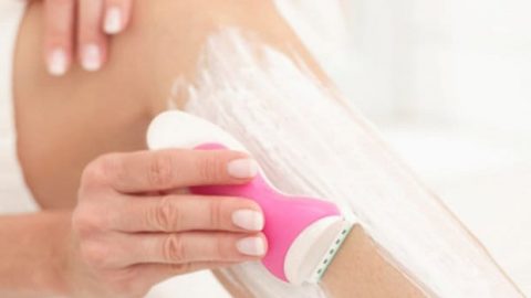 هل تستخدمين الشفرة لحلاقة الشعر الزائد؟ إليك هذه النصائح