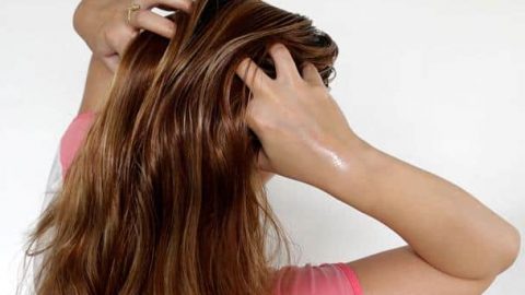 اكتشفي أسرار فرد الشعر المجعد بمكونات طبيعية