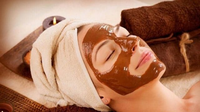 أقنعة التمر للوجه.. طبقيها لتبييض البشرة في دقائق