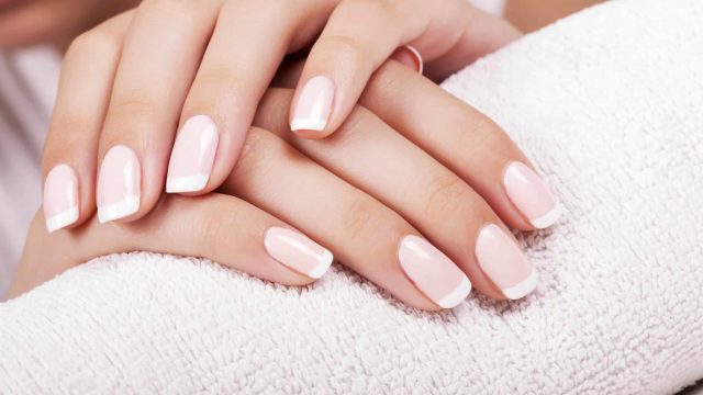 تدرجات ألوان ساحرة لأظافر ناعمة وأنثوية