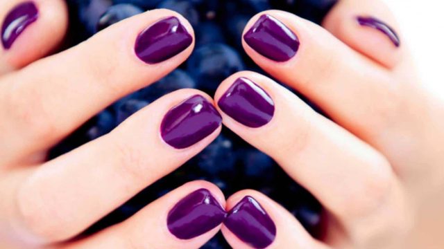 أفكار رائعة لطلاء أظافر العروس وصديقاتها في حفل زفافها