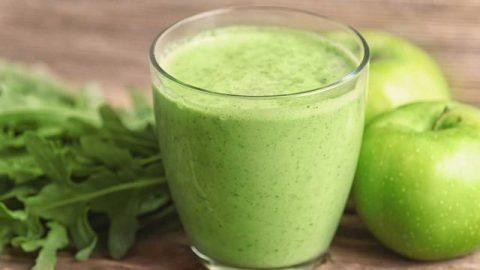 خطوات بسيطة لتجهيز عصير الجرجير والتفاح بالحليب