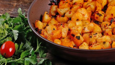 طريقة تجهيز بطاطا حارة بالكزبرة