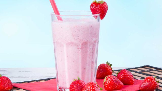 عصير فراولة بالزبادي اللذيذ