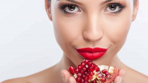 أقنعة الرمان الطبيعية لتدليل البشرة وتفتيحها