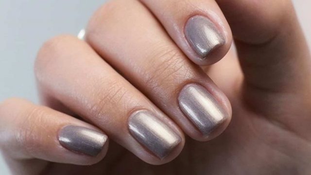 بالصور: استقبلي موسم الشتاء 2018 بألوان مناكير دافئة