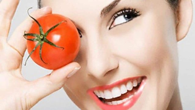 استخدمي الطماطم لتتخلصي من حبوب الشباب نهائيا