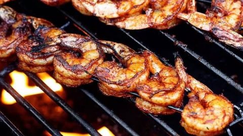 وصفة لذيذة لتجهيز الروبيان المشوي على الفحم