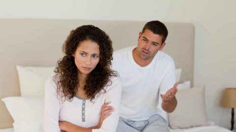 إليك أفضل النصائح للتعامل مع الزوج الفضولي