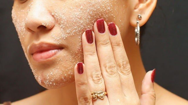 مقشرات السكر لمكافحة جفاف الجلد
