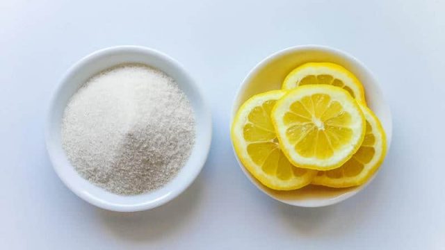 هل تعرفين فوائد السكر والليمون على البشرة؟